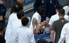 赵睿伤膝倒地，被抬离场
